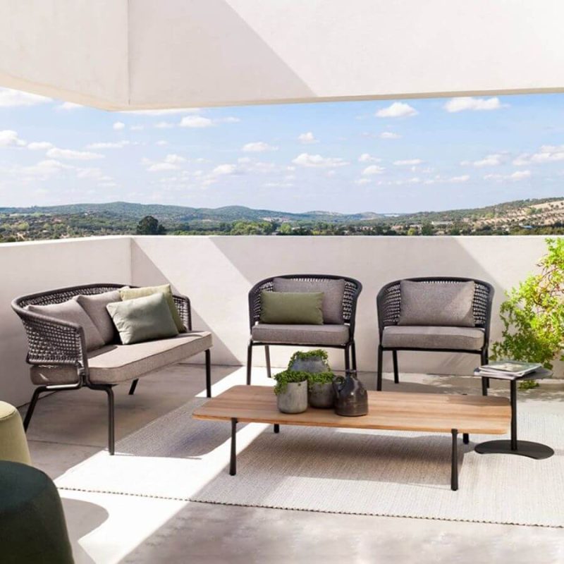 Zeitgenössischer rostbeständiger grauer Aluminium-Patio-Armlehnenstuhl, 1 Stuhl, mit Kissen, 22"L x 26"B x 30"H