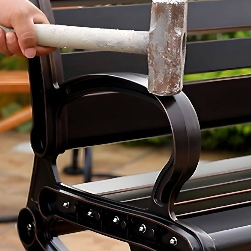 Industrielle Metall-Parkbank mit wasserdichter Aluminium-Sitzfläche, Rücken und geschwungenen Armlehnen - Schwarzer Sockel 51"L x 23"B x 29"H