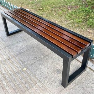 Einfache regenfeste Outdoor-Bank mit mehrfarbiger Sitzfläche, Metallrahmen und Rückenlehne - Braun 59"L x 16"B x 18"H
