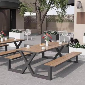 Outdoor-Picknicktisch mit Eisenrahmen, hellbrauner rechteckiger Platte und lässigem Stil, Weiß, 79"L x 63"B x 30"H
