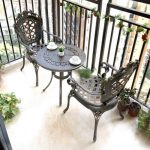Mehrfarbiges modernes Outdoor-Bistro-Set aus Legierung mit rostbeständigem Tisch und Stühlen, 3-teiliges Set, Schreibtisch mit 2 Stühlen, 66 cm L x 66 cm B x 66 cm H