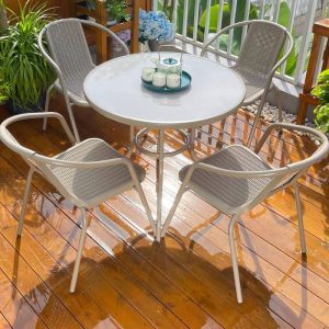 Einfache beige Stahl-Patio-Armlehnenstühle, stapelbar, 2 Stühle, Champagner