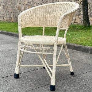 Moderner beiger Weiden-Außenarmstuhl für 1 Person, 21"L x 19"B x 32"H