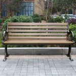 Naturfarbene Gartenbank im Art-Deco-Stil mit geschwungenen Armlehnen, Rücken, feuchtigkeitsbeständigem Verbundholz, gelb-braun, 71"L x 22"B x 31"H