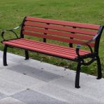 Modish Scarlet Parkbank mit Metallrahmen, geschwungener Armlehne und Rückenlehne, Karmesinrot, 59"L x 22"B x 28"H