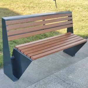 Zeitgenössische Sepia-Holz-Patio-Bank mit Rückenlehne, 59''L x24"B x 31.5"H