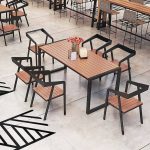 Patio-Esstisch mit Eisenrahmen in Hellbraun, UV-beständiges rechteckiges Design, simplistischer Stil, 63"L x 27,6"B x 29,5"H, Grün, nur Tisch