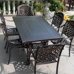 Eiserner Outdoor-Esstisch mit flammenresistentem taupefarbenem Tisch, einfacher Stil, Tisch, 64"L x 35"B x 29"H