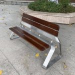 Parkbank im modernen Stil mit Rückenlehne, Sepia wiederverwendetes Holz, Braun