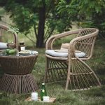 Stapelbare Metall-Patio-Armlehnenstuhl im modernen Stil, brauner Rahmen, Rattan-Rücken - 2-teiliges Set