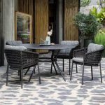 Trendiger Aluminium Metall Outdoor Armlehnenstuhl mit grauer Polsterung, inklusive Kissen, 1 Stuhl, 22"L x 22"B x 30"H