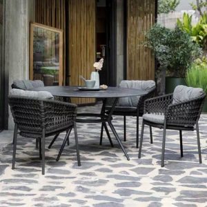 Trendiger Aluminium Metall Outdoor Armlehnenstuhl mit grauer Polsterung, inklusive Kissen, 1 Stuhl, 22"L x 22"B x 30"H