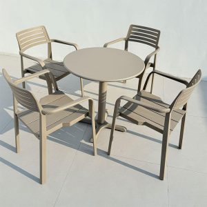 Modischer Polymer-Verbund-Patio-Armlehnenstuhl mit Mitternachts-Schwarz-Rahmen, stapelbar, 2 Stühle, Schwarz, 2-teiliges Set