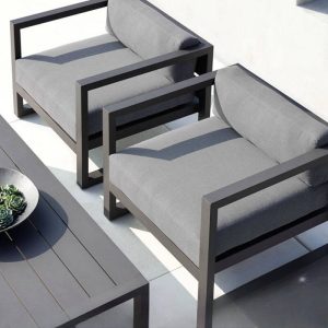 Stoffbezogene 4-teilige Sitzgruppe für die Terrasse mit schwarzem Legierungstisch und Sofa, Taubengrau, 4-teiliges Set (2 Stühle & 1 3-Personen-Sofa & 1 Couchtisch)