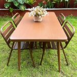 Stahl Outdoor-Esstischset, wetterfestes beiges Tisch und Stuhl, einfacher Stil, 7-teiliges Set, 51,2"L x 31,5"B x 29,5"H, Tisch & 6 Stühle