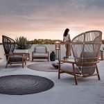 Zeitgenössisches dunkelgraues Naturholz Sofa für 1 Person mit Kissen, UV-beständige Polsterung, hohe Rückenlehne, 1-Sitzer Sofa
