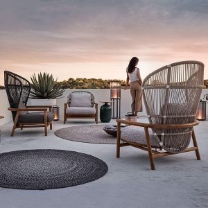 Zeitgenössisches dunkelgraues Naturholz Sofa für 1 Person mit Kissen, UV-beständige Polsterung, hohe Rückenlehne, 1-Sitzer Sofa