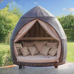 Trendiges Rattan-Tagesbett, wasserdicht mit dunkelbraunem Rahmen für 3 Personen, Kissen und Polster, Tagesbett