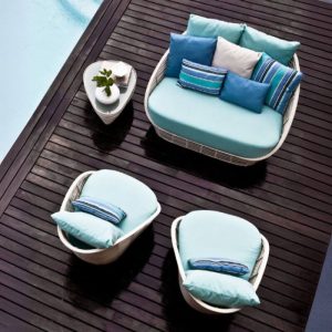 Outdoor-Sitzgarnitur für 2 Personen in Blau mit himmelblauen Kissen, 2-teiliges Set (Sofa für zwei & Ottoman)