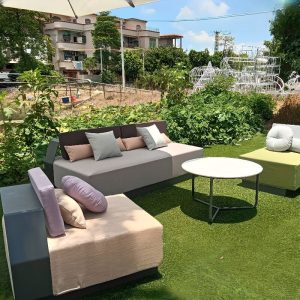 Hellgraues, wasserfestes Legierung-Sofa für 3 Personen - Trendiger Stil mit Kissen und Polster, Armlehne inbegriffen, 3-Sitzer Sofa