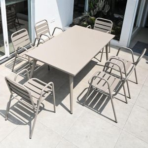 Hellgrauer Patio-Esstisch mit kratzfester quadratischer Metallplatte im einfachen Stil, 47.2"L x 27.6"B x 28.7"H, nur Tisch