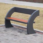Modische Parkbank mit Metallrahmen, Rückenlehne, Kakao-Finish und feuchtigkeitsbeständig, 59"L x 24"B x 31"H