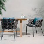 Simplistic Outdoor Arm Chair in Grau mit Aluminium-Metallrahmen, 1 Stuhl mit Kissen, 25"L x 24"B x 30"H