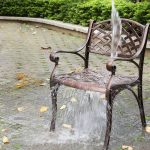 Einfaches Outdoor-Esstischset mit wetterfestem mehrfarbigem Tisch und Eisenstühlen, 7-teiliges Set, 63"L x 35"B x 29"H, Tisch & 6 Stühle