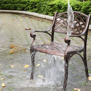 Einfaches Outdoor-Esstischset mit wetterfestem mehrfarbigem Tisch und Eisenstühlen, 7-teiliges Set, 63"L x 35"B x 29"H, Tisch & 6 Stühle