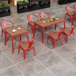 Outdoor-Esstisch mit Eisenrahmen, wetterfest, Tischplatte in Schokoladenfarbe, 5-teilig, Stuhl, einfacher Stil, Tisch, Schwarz, 55,1"L x 27,6"B x 29,5"H, Tisch & 4 Stühle