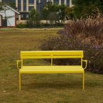 Aluminium-Patiobank im Art-Deco-Stil mit Salbei, gebogener Sitzfläche, gebogenen Armen, Rücken, Grün, 63"L x 22"B x 32"H