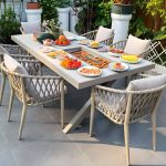 Eleganter cremefarbener Garten-Armlehnstuhl, 2 Stühle mit Kissen, Aluminium-Material, trendiger Stil, 2-teiliges Set