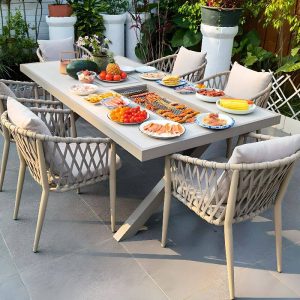 Eleganter cremefarbener Garten-Armlehnstuhl, 2 Stühle mit Kissen, Aluminium-Material, trendiger Stil, 2-teiliges Set