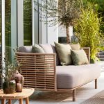 Holzfarbe Sofa mit Schaumstoffpolsterung für 3 Personen, UV-beständig, Trendiger Stil, Kissen inklusive, 1 Stück, 3-Sitzer Sofa