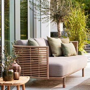 Holzfarbe Sofa mit Schaumstoffpolsterung für 3 Personen, UV-beständig, Trendiger Stil, Kissen inklusive, 1 Stück, 3-Sitzer Sofa