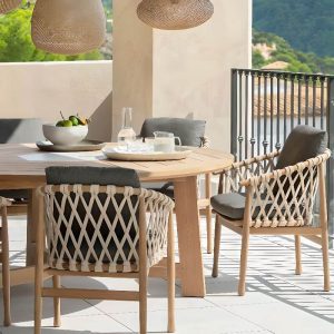 Minimalistische Teak-Patio-Armlehnenstuhl mit grauer Polsterung und Kissen, 1 Stuhl, 24"L x 23"B x 31"H