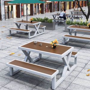 Outdoor-Picknicktisch mit Metallrahmen in Kakao, rechteckigem, einfachem Design, Weiß, 47"L x 66"B x 31"H