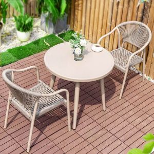 Kastanienbrauner minimalistischer stapelbarer Gartenarmstuhl aus Aluminium, 1 Stuhl, Walnuss, 20"L x 23"B x 31"H