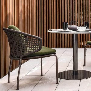 Beige gepolsterte Aluminium Metall Terrassen Armlehnenstuhl, minimalistisch, 1 Stuhl, 26"L x 28"B x 30"H
