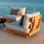 Trendiges modulares wasserfestes Teak-Sofa für 1 Person mit Karamellrahmen und Kissen, einzelne Eckcouch