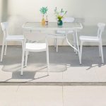 Zeitgenössisches Outdoor-Essset in Kreide mit Polymer-Sitzmöbeln, flammhemmend, 5-teilig mit Stuhl und Tisch, 47"L x 28"B x 28"H, Tisch & 4 Stühle