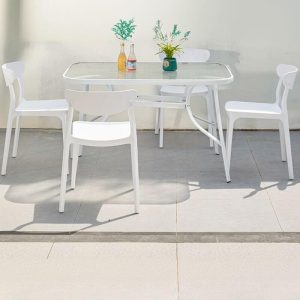 Zeitgenössisches Outdoor-Essset in Kreide mit Polymer-Sitzmöbeln, flammhemmend, 5-teilig mit Stuhl und Tisch, 47"L x 28"B x 28"H, Tisch & 4 Stühle