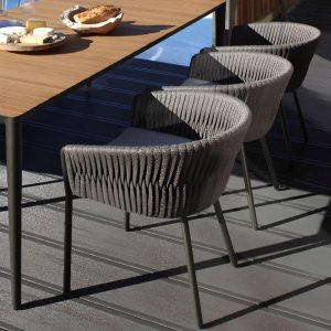 Zeitgenössischer grauer synthetischer Outdoor-Armstuhl, wasserdicht mit Kissen, 1 Stuhl, Grau