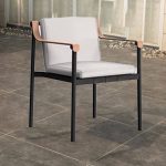 Einfacher beiger Patio-Armstuhl mit sonnenbeständiger Polsterung, Aluminium Metall, 1 Stuhl, mit Armlehnen