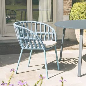 Minimalistischer Aluminium Metall Outdoor Seitenstuhl mit beiger Polsterung, UV-Schutz, inklusive Kissen, 1 Stuhl, 24"L x 23"B x 31"H