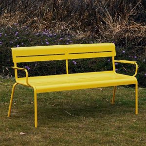Nordischer Stil Mehrfarbige Parkbank Metall mit Armlehnen und Rückenlehne - 63"L x 22"B x 32"H Gelb