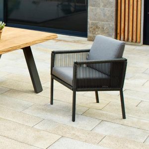 Skandinavischer schwarzer UV-beständiger Aluminium Material Patio Armlehnenstuhl mit Kissen, 1 Stuhl, 22"L x 23"B x 28"H
