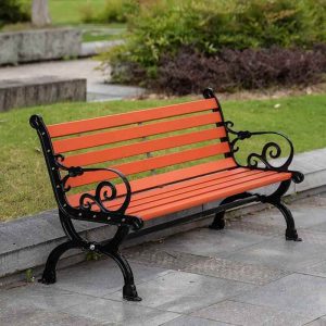 Zeitgenössische Patiobank mit Sitzfläche in natürlicher Farbe, geschwungenen Armlehnen, Rücken und Holzmaterial, 59"L x 22"B x 30"H