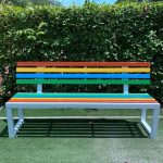 Mehrfarbige Patiobank im Art-Deco-Stil mit Rückenlehne, feuchtigkeitsbeständig und aus Holz, 47"L x 16"B x 33"H, Weiß
