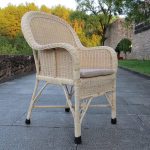 Skandinavischer Rattan-Armlehnstuhl für draußen mit cremefarbener Polsterung, 1 Stuhl, 26"L x 28"B x 39"H
